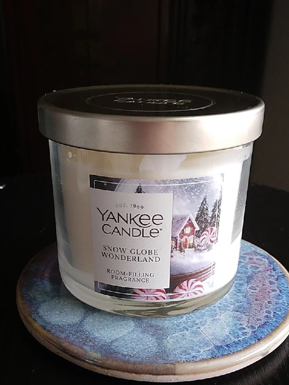 Yankee Candle Snow Globe Wonderland 4.3 oz White Jar Candle Silver Lid